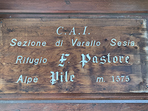 La targa del Rifugio Pastore