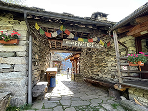 Il portico del Rifugio Pastore