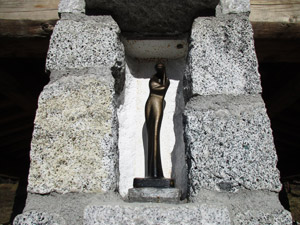 Madonnina stilizzata sul portico