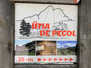 Al bivio tra il Rifugio Monte Muro e il Rifugio Pecol