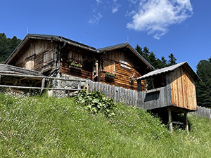 Passiamo a valle del rifugio