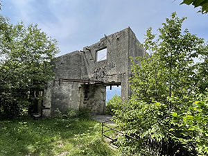 La stazione intermedia della della seggiovia (ruderi)