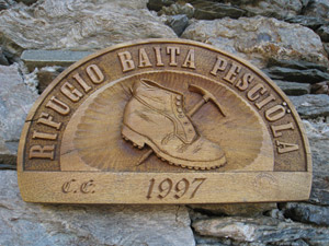 Targa sulla facciata del rifugio