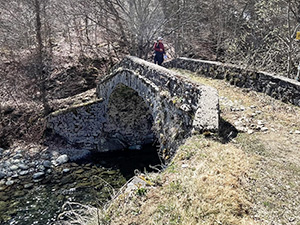 Attraversiamo un vecchio ponte ad arco