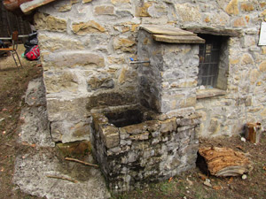 La fontana davanti al bivacco