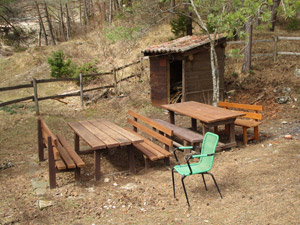 Tavoli, panche e la legnaia