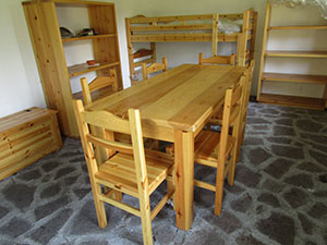 Interno del bivacco - tavolo
