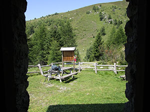 Uno sguardo dalla porta del bivacco