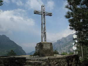 La croce accanto alla Baita Pian Sciresa