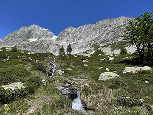 C' ancora neve tra le cime al Passo di Mani