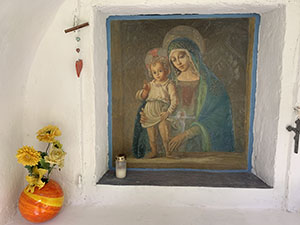 con affresco raffigurante una Madonna col Bambino