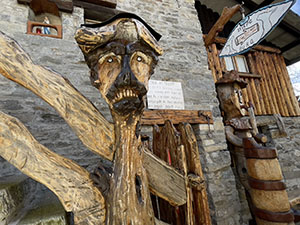 Una delle sculture di legno a Pianturin