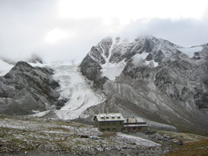 Il rifugio salendo verso il Passo Zebr