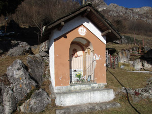 La santella accanto alla Baita Pizzo-Presanella