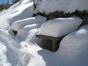I tavoli innevati davanti al rifugio