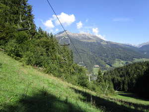 Risalendo la pista coperta dal prato