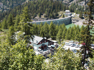 Il Rifugio Poschiavino visto dal Rifugio Zoia