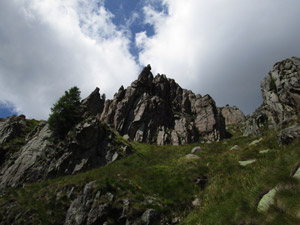 Passando a valle di alcune rocce dei Corni del Diavolo
