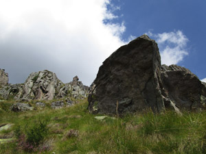 Passando a valle di alcune rocce dei Corni del Diavolo