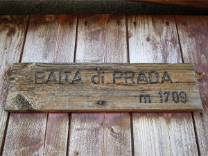 La targa sulla porta del bivacco