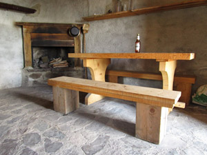 Interno del bivacco: tavolo e camino