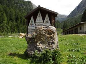 Santella su di un masso accanto al rifugio