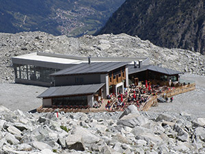 Il Rifugio Capanna Presena e la stazione intermedia della cabinovia Presena