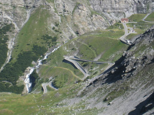Vista sulla cascata del Braulio, i tornanti della statale e la II^ Cantoniera