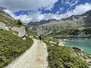 Sulla sterrata che costeggia il Lago Dosazzo
