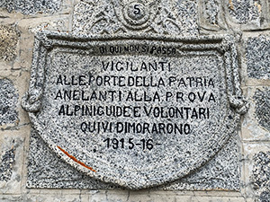 Bassorilievo sul rifugio - "Di qui non si passa"