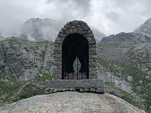 Nicchia con Madonnina