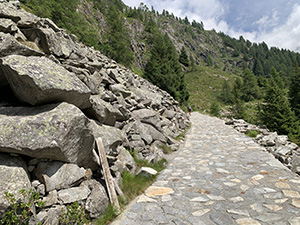 Continuiamo con il fondo lastricato tra le rocce di una vecchia frana