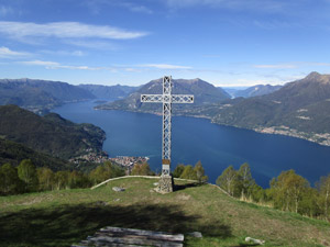 La croce accanto alla chiesa con bella vista panoramica