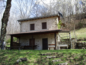 Passiamo accanto a questa casa