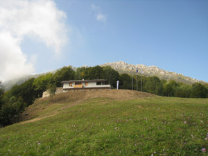 Il rifugio e il Monte Resegone