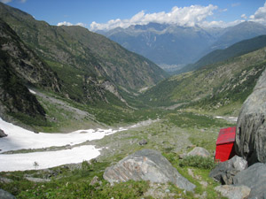 Il bivacco e il panorama a valle