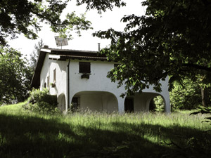 Una casa a lato del percorso