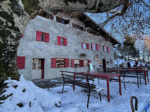 Veduta invernale del Rifugio Riva