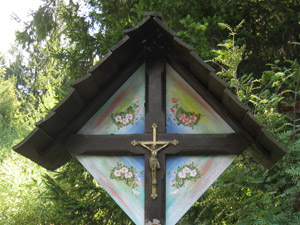 Una croce colorata nel bosco