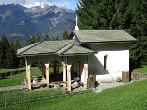 La chiesetta accanto al rifugio