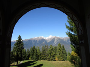 Veduta sul Disgrazia da uno degli archi del portico della chiesetta