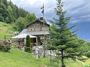 Casa con bandiere