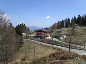 Il rifugio visto dalla chiesetta