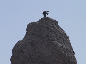 La campanella in cima al Torrione del Cinquantenario, accanto al Rifugio Rosalba
