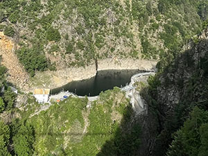 Veduta dal ponte sul lago sottostante