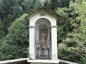 Santella con la statua di una Madonna con Bambino