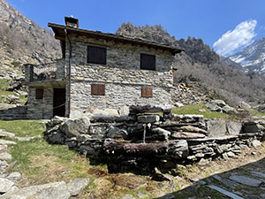 Casa e fontana