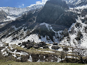 Veduta da Fraina Soliva sull'Alpe Fraina ancora innevata a fine aprile