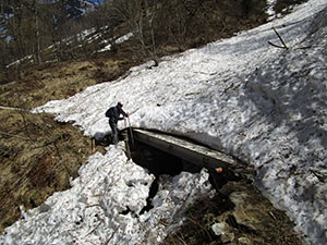 che in qualche punto ostacola il cammino