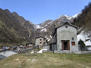 Le prime case dell'Alpe Fraina